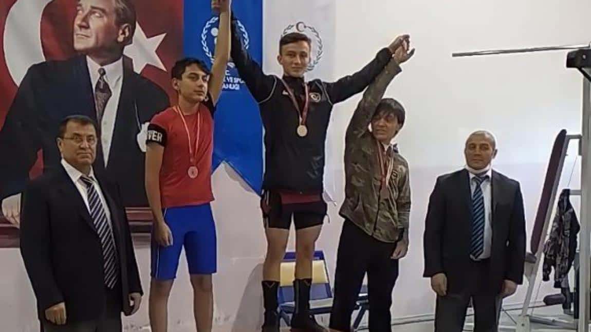 Öğrencimiz Ali UĞURLU Ankara İl Şampiyonu okullar arası halter yarışmasında 1. olmuştur