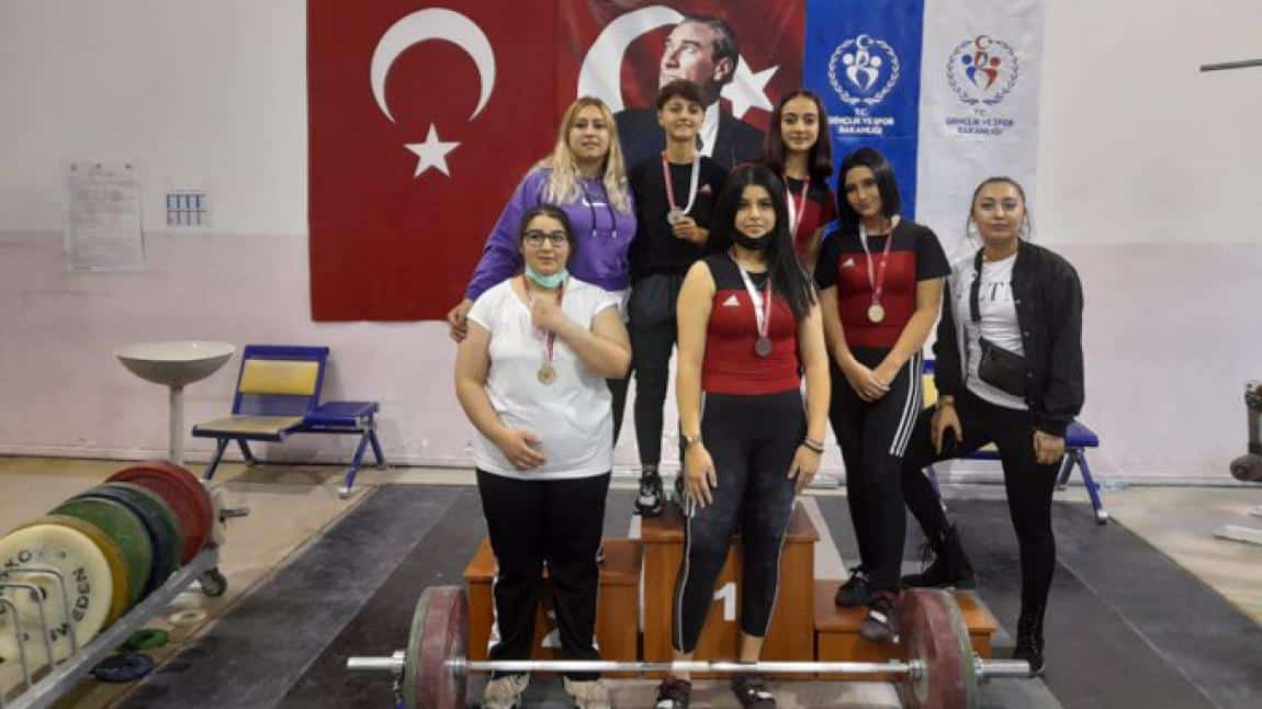 Okulumuz kız öğrencileri okullar arası halter şampiyonasında birincilik, ikincilik ve üçüncülük kazanarak Türkiye şampiyonasına katılmaya hak kazanmıştır.
