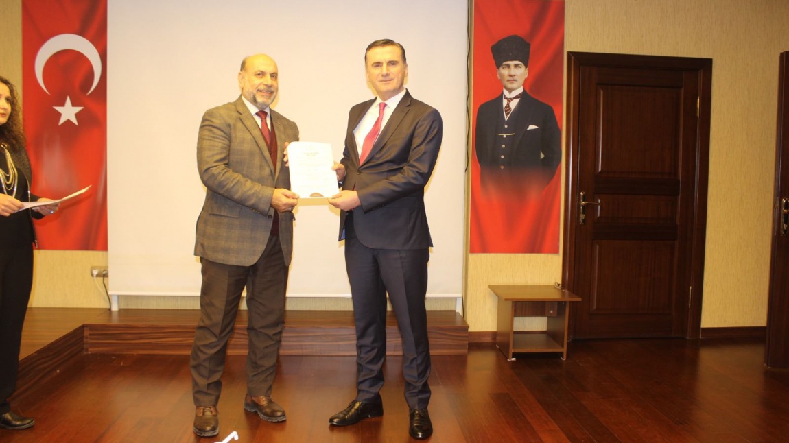 Okulum Temiz belgesini Md. Yrd. Arzu BARAK ile birlikte Değerli Kaymakamımız Mehmet YILDIZ dan teslim aldık.