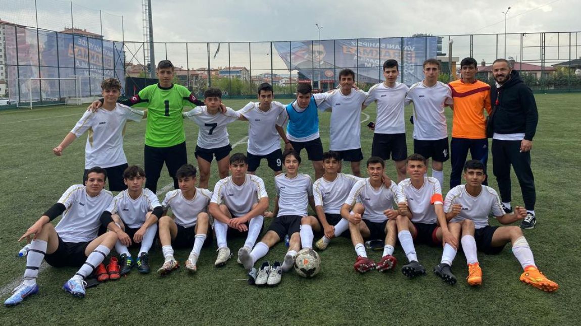 Okul futbol takımımız ikinci maçını da kazandı. Güzide Ülker Mesleki ve Teknik Anadolu Lisesi' ni 4-0  mağlup ettik.