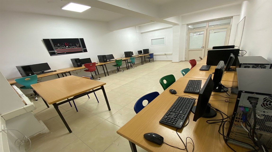 Okulumuz Özel Eğitim sınıfları için Bilgisayar Laboratuvarı kurulumu gerçekleştirilmiştir.