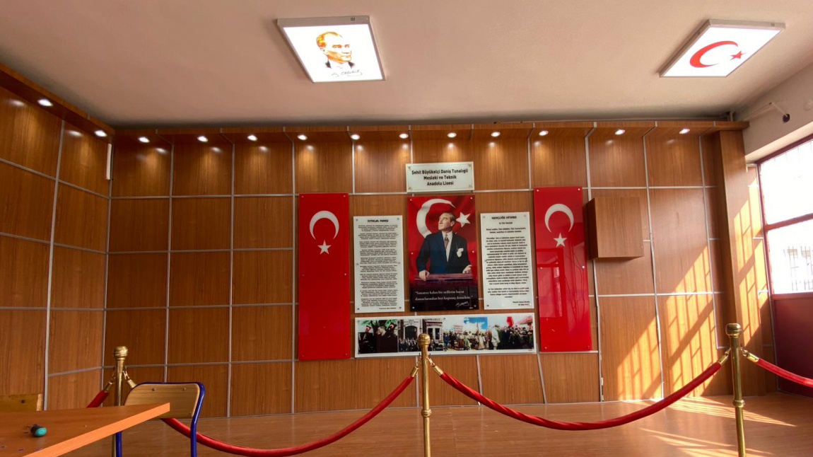 Okulumuz Atatürk köşesi spot lambaları, Elektrik Elektronik Teknolojisi alanı tarafından led spot lambalarla değiştirilmiştir.
