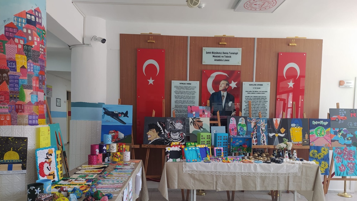 Okulumuz yıl sonu görsel sanatlar sergisi.